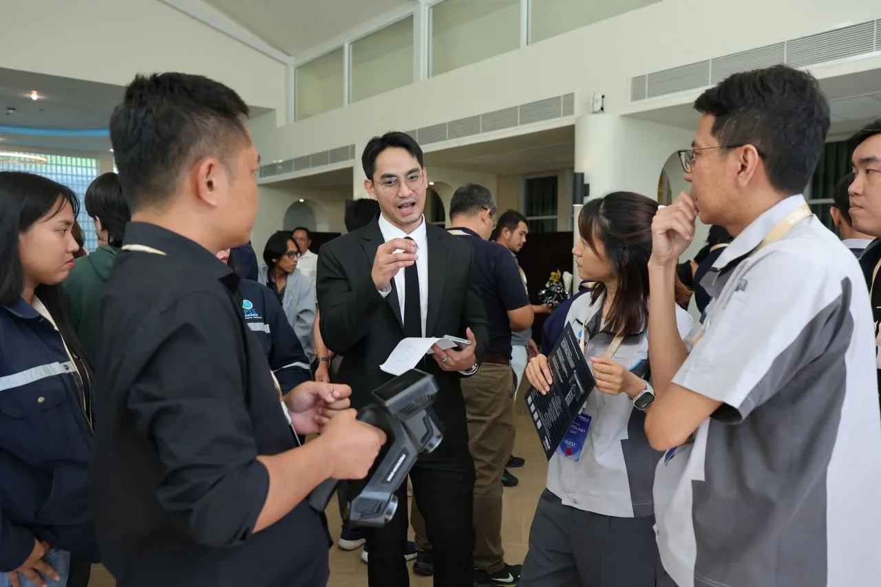 Profissionais conversando e fazendo networking no evento